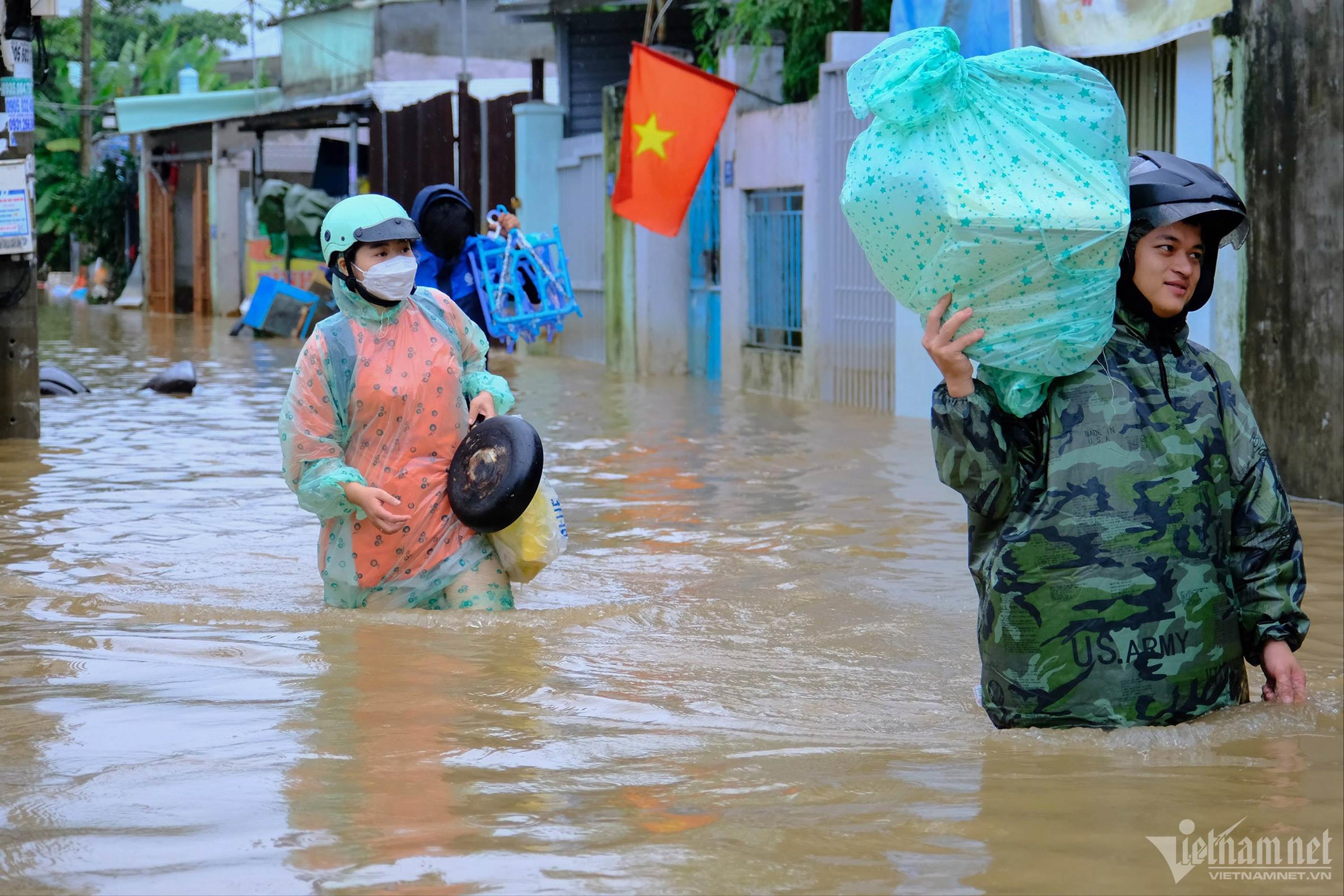 Rốn lũ ở Đà Nẵng lại ngập gần 1m, người dân tất tả đi sơ tán-4