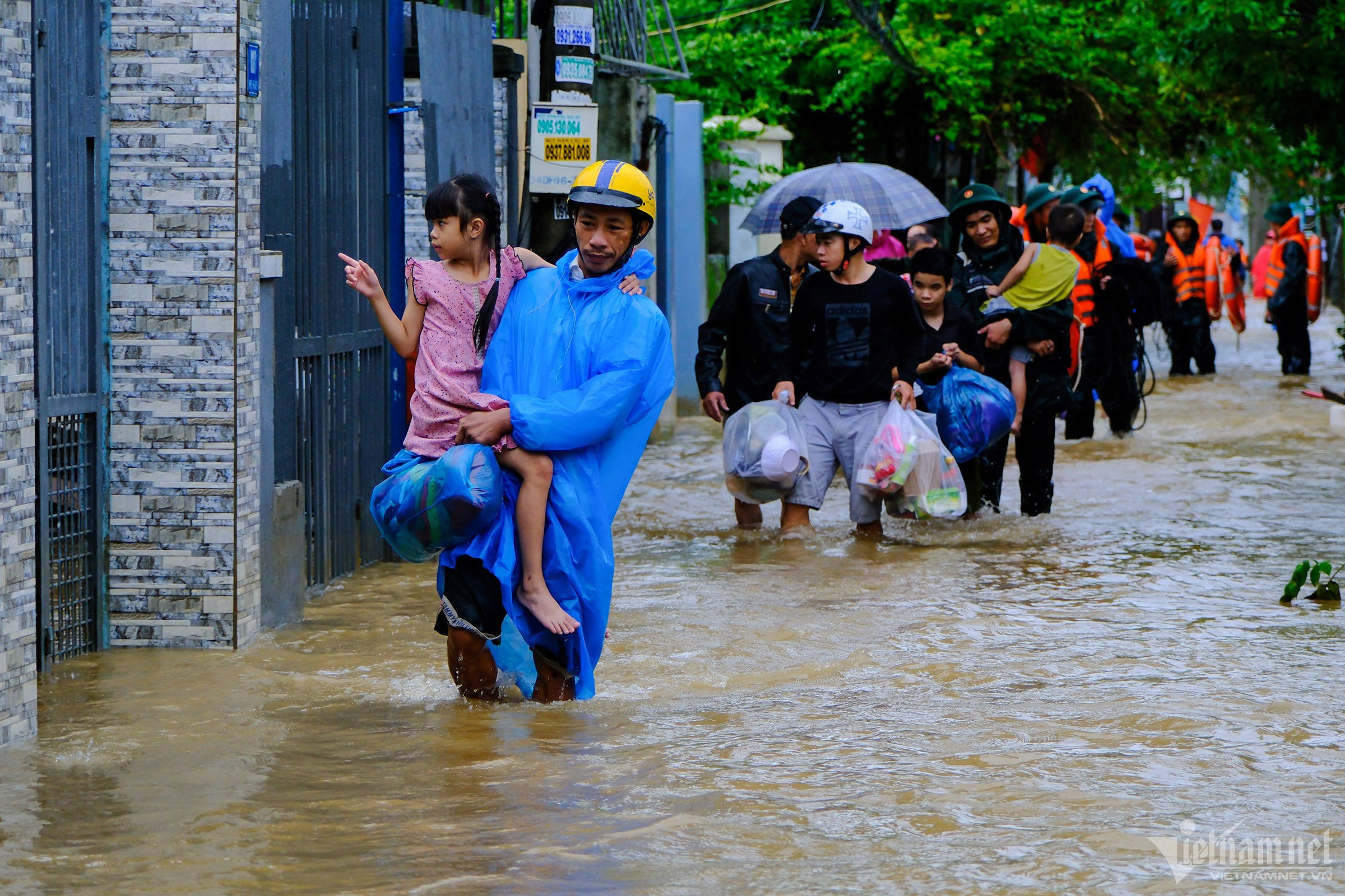 Rốn lũ ở Đà Nẵng lại ngập gần 1m, người dân tất tả đi sơ tán-5