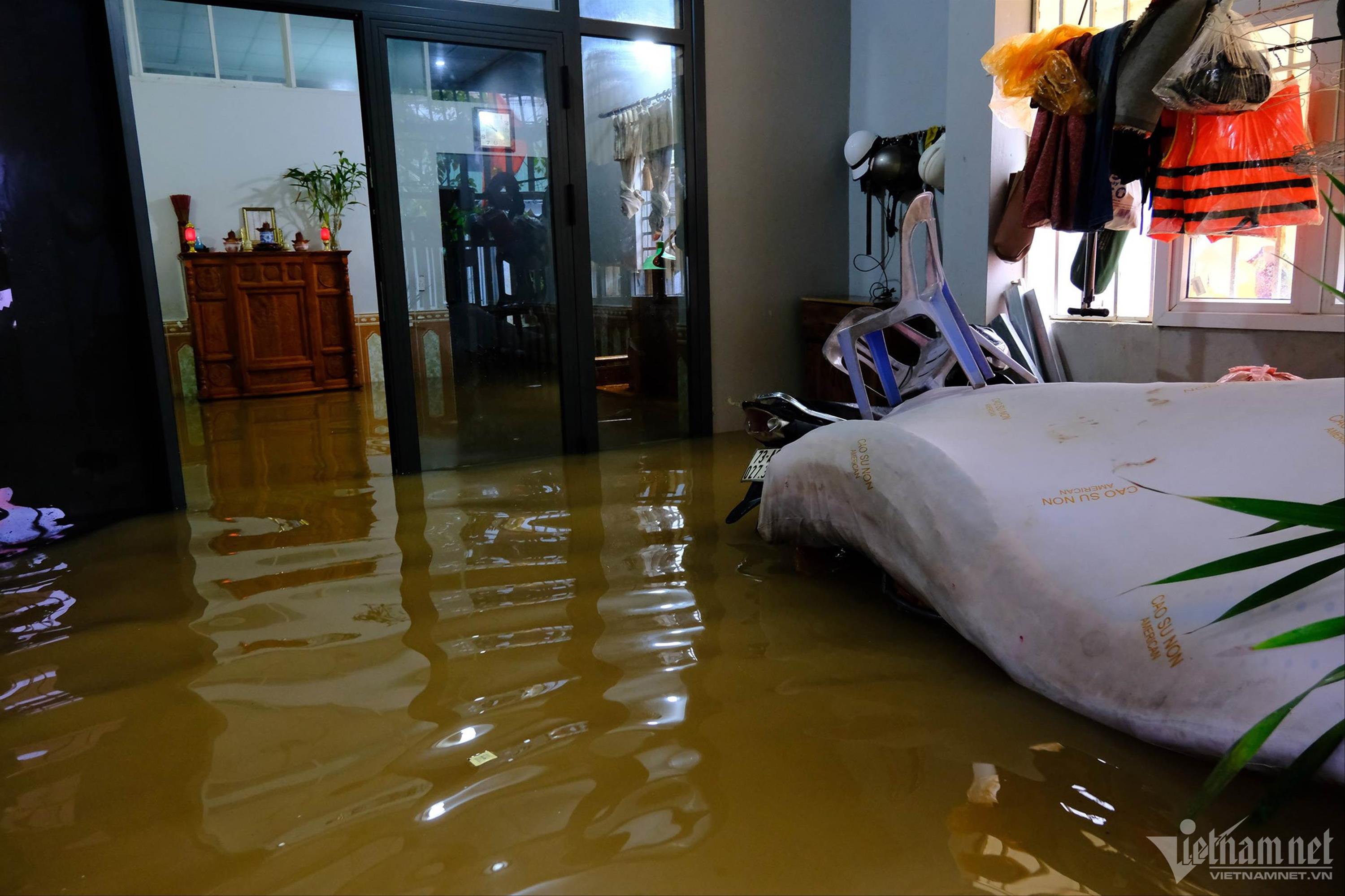 Rốn lũ ở Đà Nẵng lại ngập gần 1m, người dân tất tả đi sơ tán-7