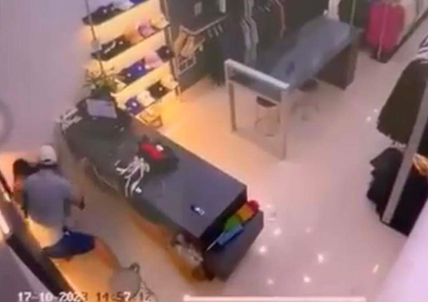 Bắc Ninh: Truy bắt kẻ đâm chết bạn gái tại cửa hàng thời trang rồi bỏ trốn-1