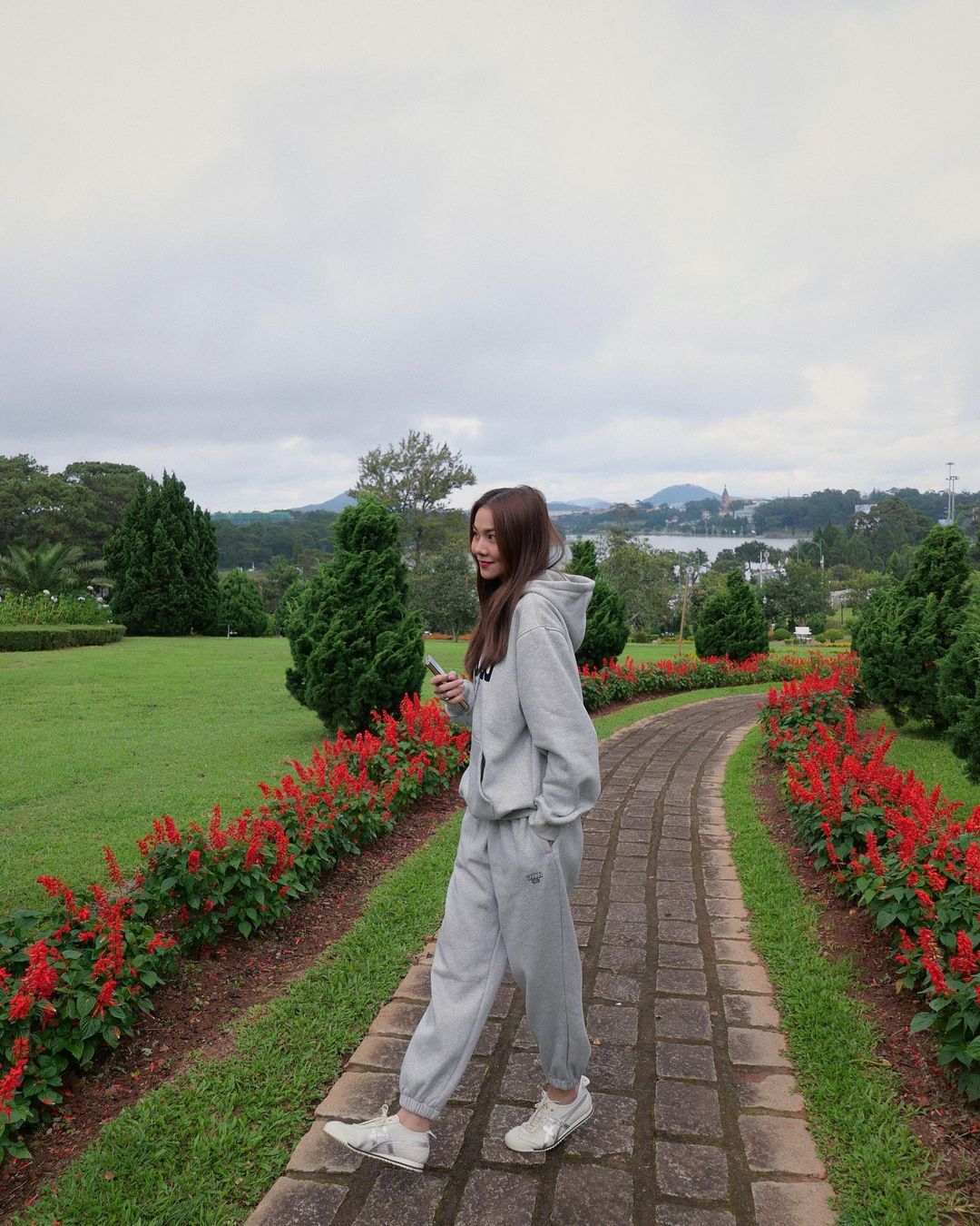 Nhờ style sành điệu trẻ trung, Thanh Hằng khiến người ta quên luôn ý thức về tuổi tác của mình-2