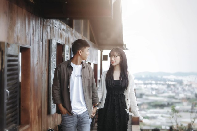 Lấy cầu thủ nổi tiếng, cô chủ khách sạn vừa khoe quà 20/10 vừa dằn mặt” người lạ nhắn tin cho chồng: Cao tay!-4