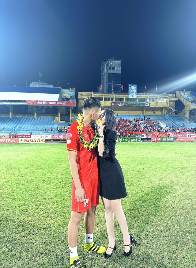 Bạn gái hotgirl của hậu vệ ĐT Việt Nam từ chối xem Son Heung-min để cổ vũ bạn trai-3