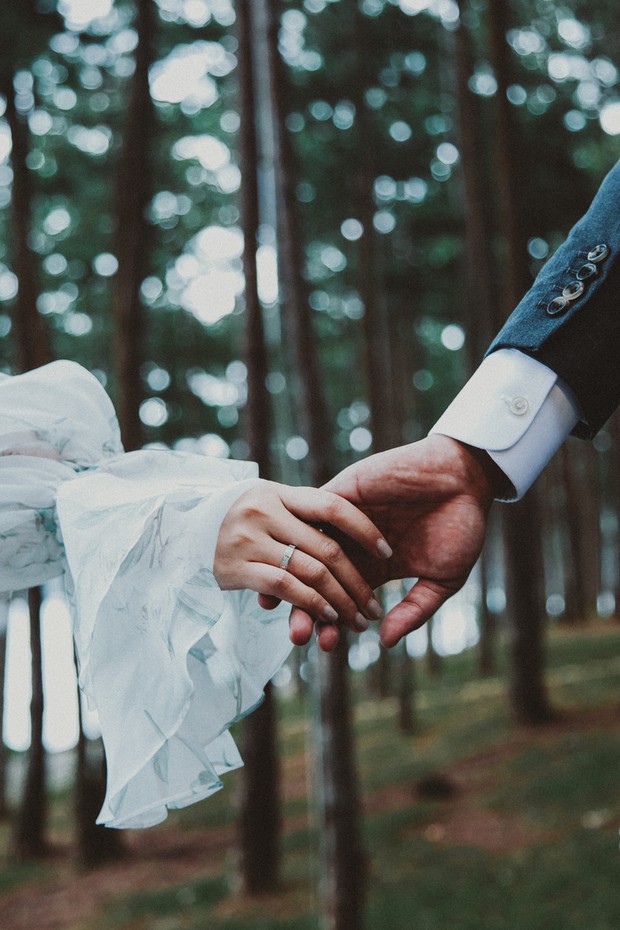 Thanh Hằng lần đầu khoe ảnh cưới, hé lộ cận nhẫn cưới và khéo đánh dấu chủ quyền với chồng nhạc trưởng-1