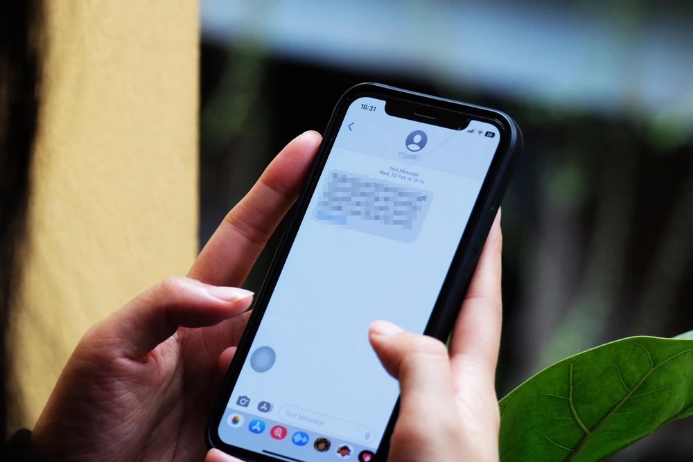 Phải tắt nguồn điện thoại ngay khi nhận được kiểu tin nhắn này nếu không muốn mất sạch tiền trong tài khoản, chiêu lừa đảo mới khiến công an cũng bị lừa-1