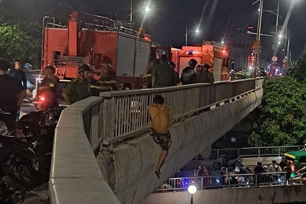 Giải cứu người đàn ông đu lan can cầu tự tử giữa đêm khuya-1