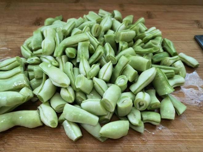 Loại quả dài một gang tay chứa đầy canxi, siêu giàu vitamin C, ở Việt Nam rất sẵn, đem nấu kiểu này được món ngon lạ-2