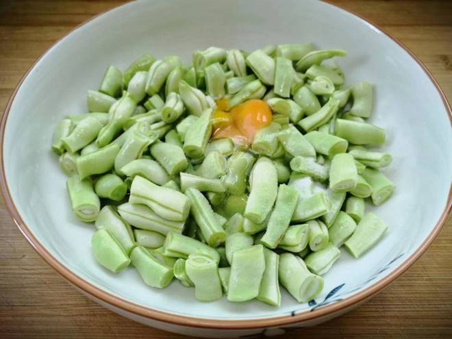 Loại quả dài một gang tay chứa đầy canxi, siêu giàu vitamin C, ở Việt Nam rất sẵn, đem nấu kiểu này được món ngon lạ-3