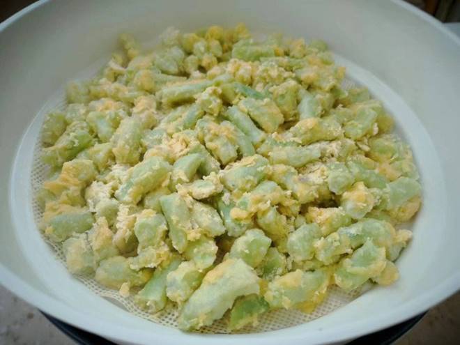 Loại quả dài một gang tay chứa đầy canxi, siêu giàu vitamin C, ở Việt Nam rất sẵn, đem nấu kiểu này được món ngon lạ-6