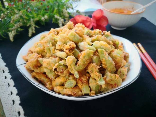 Loại quả dài một gang tay chứa đầy canxi, siêu giàu vitamin C, ở Việt Nam rất sẵn, đem nấu kiểu này được món ngon lạ-9