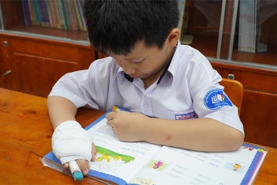 Giáo viên đánh gãy ngón tay học sinh bị kỷ luật, chưa rõ vô tình hay cố ý