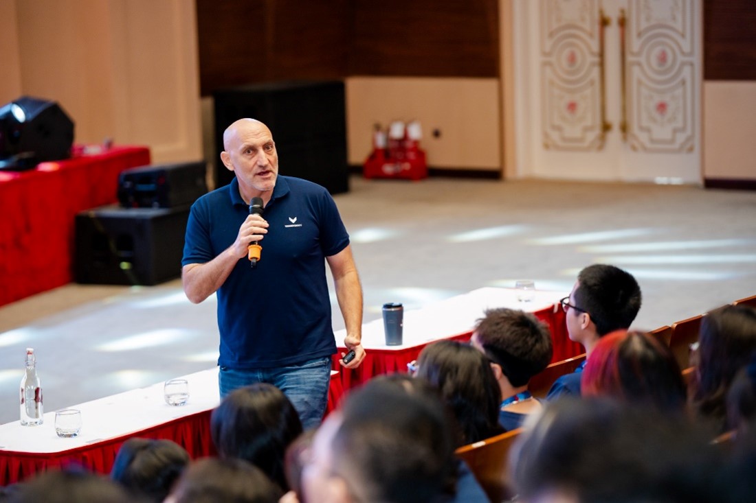 Giảng viên Tây gắn bó 26 năm với môn lịch sử Việt Nam-2