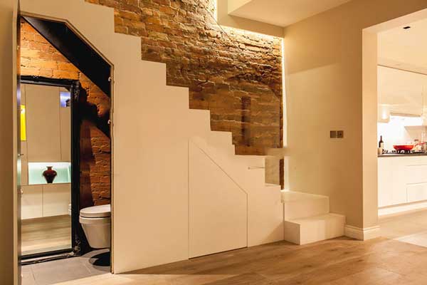 Theo phong thủy, nhà vệ sinh đặt dưới gầm cầu thang sẽ gặp xui rủi gì và cách khắc phục-2