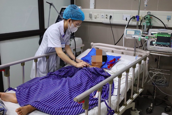 Bắt rắn độc bỏ vào cặp mang đến lớp, bé trai phải thở máy, liệt toàn thân-1