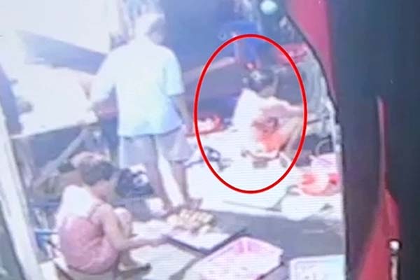 Đường phố thành sông, dân TP Huế chen nhau mang ô tô lên cầu tránh lũ-16