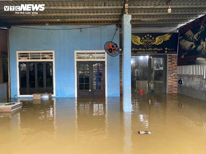 Đường phố thành sông, dân TP Huế chen nhau mang ô tô lên cầu tránh lũ-1