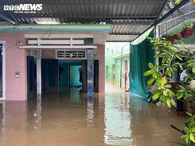 Đường phố thành sông, dân TP Huế chen nhau mang ô tô lên cầu tránh lũ-2