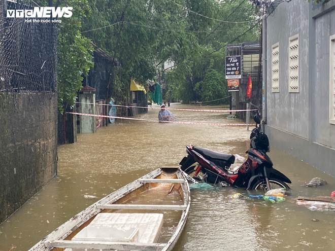 Đường phố thành sông, dân TP Huế chen nhau mang ô tô lên cầu tránh lũ-3
