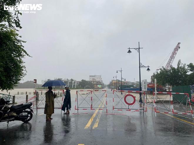 Đường phố thành sông, dân TP Huế chen nhau mang ô tô lên cầu tránh lũ-4