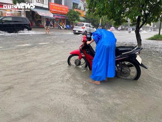 Đường phố thành sông, dân TP Huế chen nhau mang ô tô lên cầu tránh lũ-5