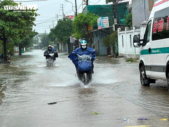 Đường phố thành sông, dân TP Huế chen nhau mang ô tô lên cầu tránh lũ-6