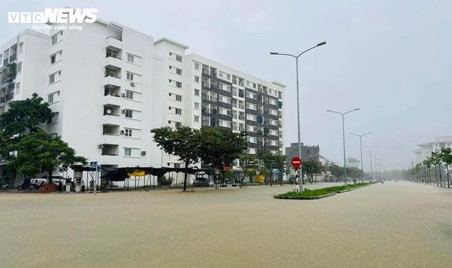 Đường phố thành sông, dân TP Huế chen nhau mang ô tô lên cầu tránh lũ-7