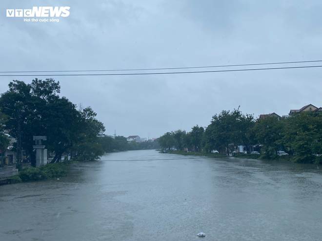 Đường phố thành sông, dân TP Huế chen nhau mang ô tô lên cầu tránh lũ-8