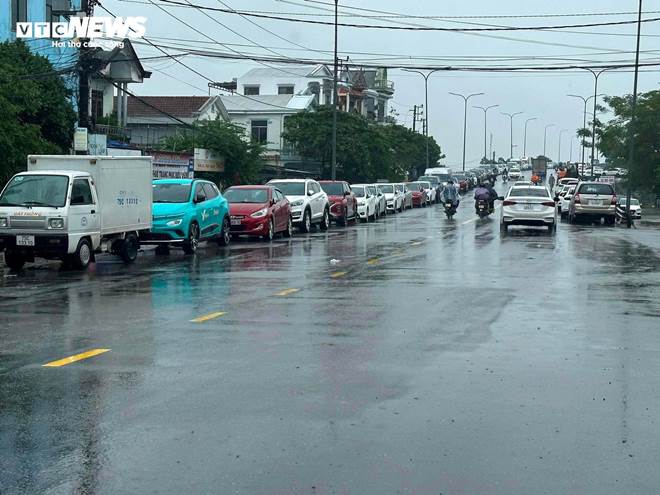 Đường phố thành sông, dân TP Huế chen nhau mang ô tô lên cầu tránh lũ-10