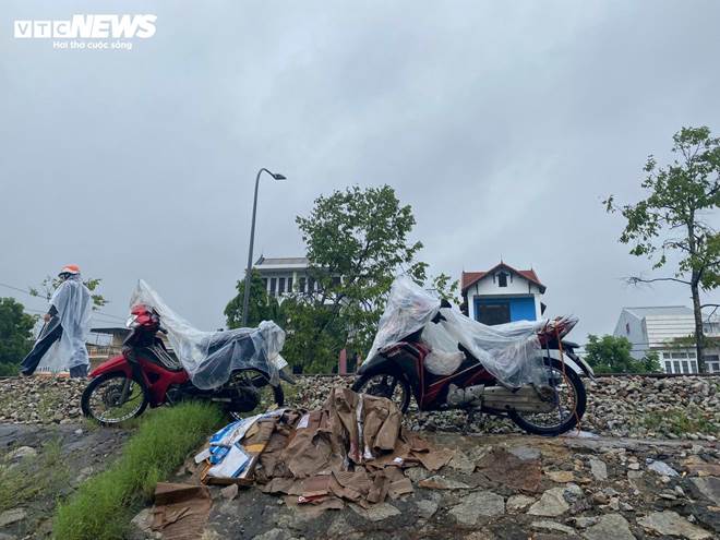 Đường phố thành sông, dân TP Huế chen nhau mang ô tô lên cầu tránh lũ-11