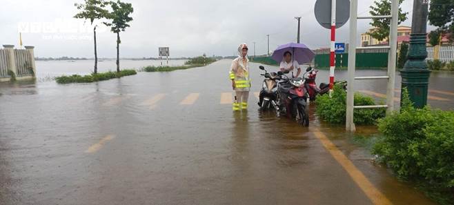 Đường phố thành sông, dân TP Huế chen nhau mang ô tô lên cầu tránh lũ-12