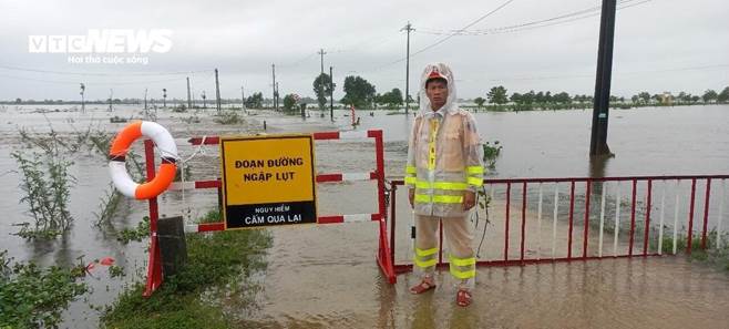 Đường phố thành sông, dân TP Huế chen nhau mang ô tô lên cầu tránh lũ-13