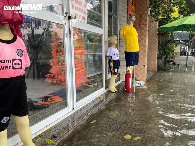 Đường phố thành sông, dân TP Huế chen nhau mang ô tô lên cầu tránh lũ-15