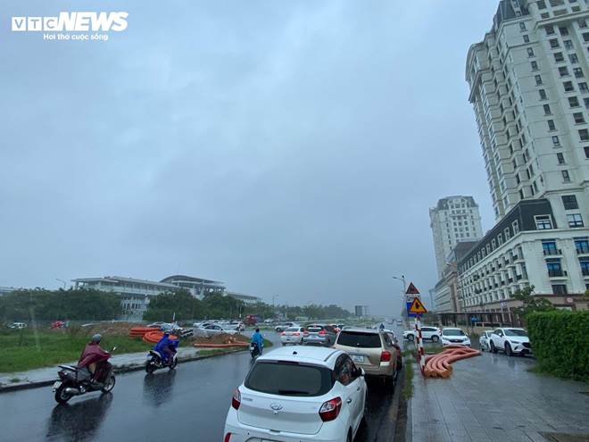 Đường phố thành sông, dân TP Huế chen nhau mang ô tô lên cầu tránh lũ-9