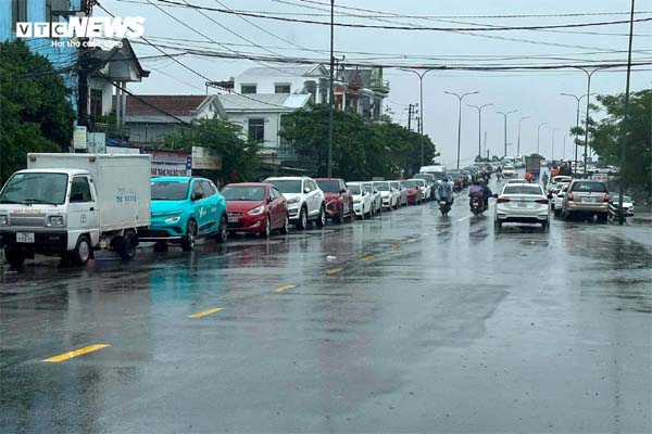 Clip ô tô tông 2 thanh niên đi xe máy trộm chó ở TPHCM-4