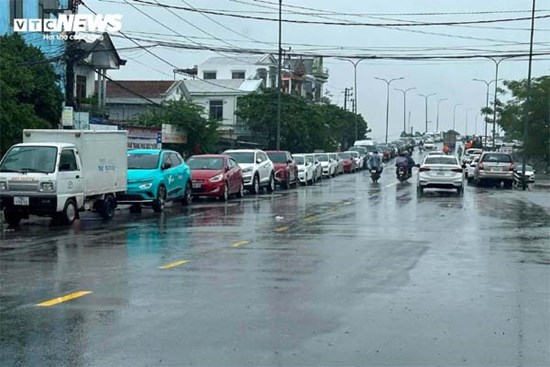 Đường phố thành sông, dân TP Huế chen nhau mang ô tô lên cầu tránh lũ