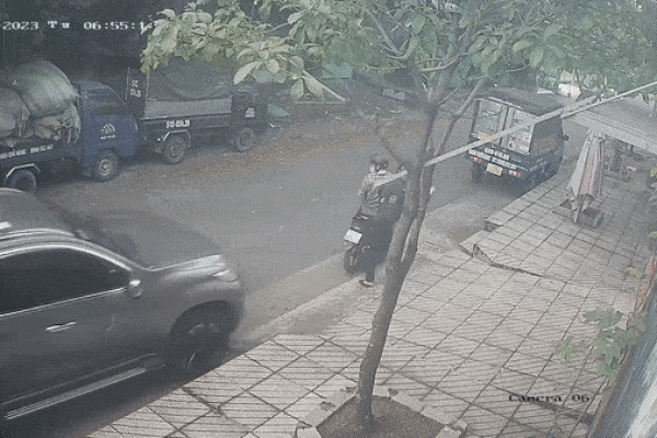 Clip ô tô tông 2 thanh niên đi xe máy trộm chó ở TPHCM