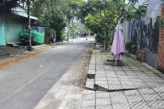 Clip ô tô tông 2 thanh niên đi xe máy trộm chó ở TPHCM-1