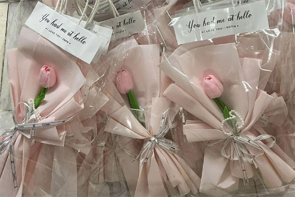 Hoa sáp ‘phủ sóng’ chợ 20/10, dân buôn bán 1,5 vạn bó-2