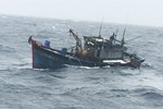 Nỗ lực tìm kiếm 13 ngư dân mất tích, dự kiến trưa mai đưa người thoát nạn vào bờ-3