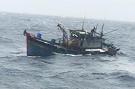 Tàu cá tỉnh Bình Định bị chìm khi đang đưa thi thể ngư dân vào bờ