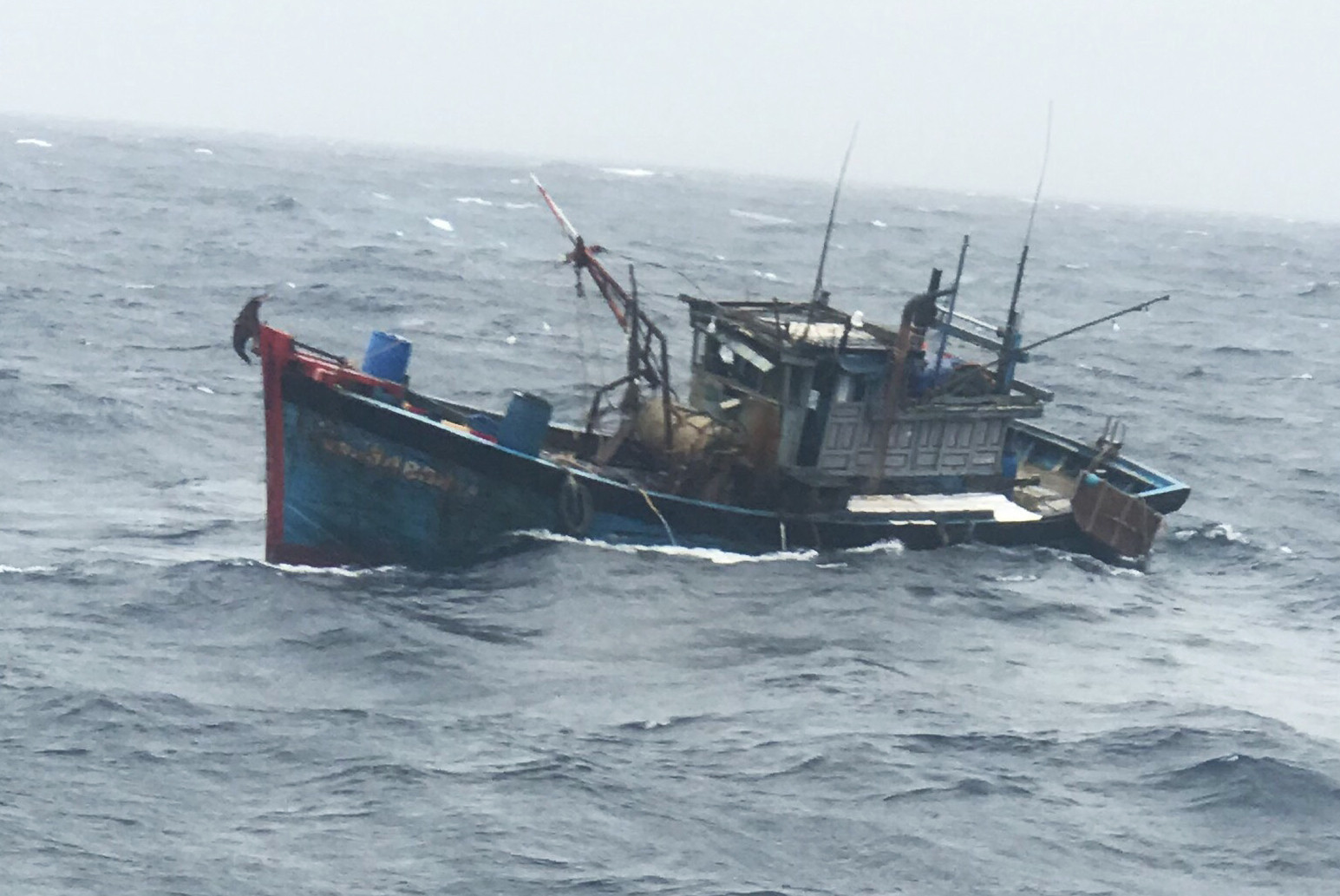 Tàu cá tỉnh Bình Định bị chìm khi đang đưa thi thể ngư dân vào bờ-1
