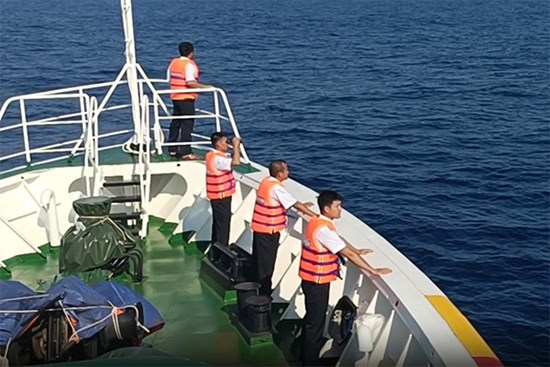 Nỗ lực tìm kiếm 13 ngư dân mất tích, dự kiến trưa mai đưa người thoát nạn vào bờ