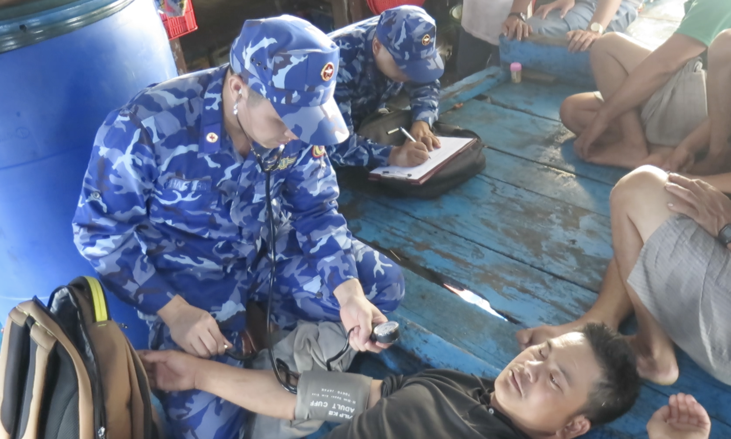 Nỗ lực tìm kiếm 13 ngư dân mất tích, dự kiến trưa mai đưa người thoát nạn vào bờ-2