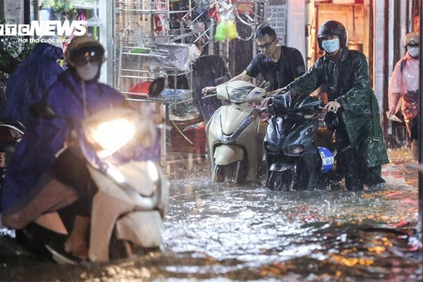 Nước biển chia thành 2 màu lạ mắt ở Hà Tĩnh-10