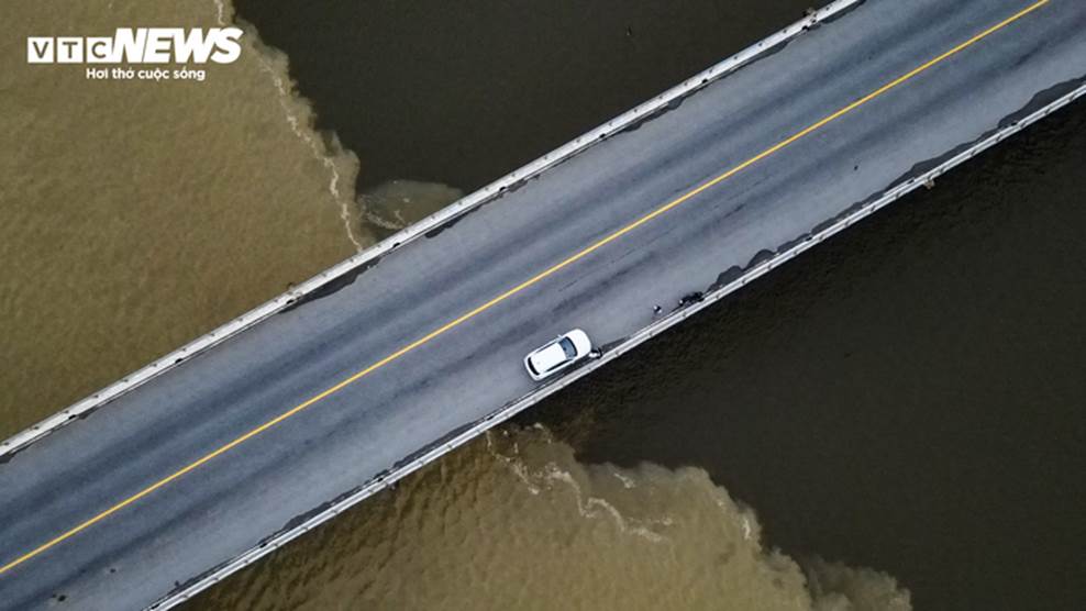 Nước biển chia thành 2 màu lạ mắt ở Hà Tĩnh-1