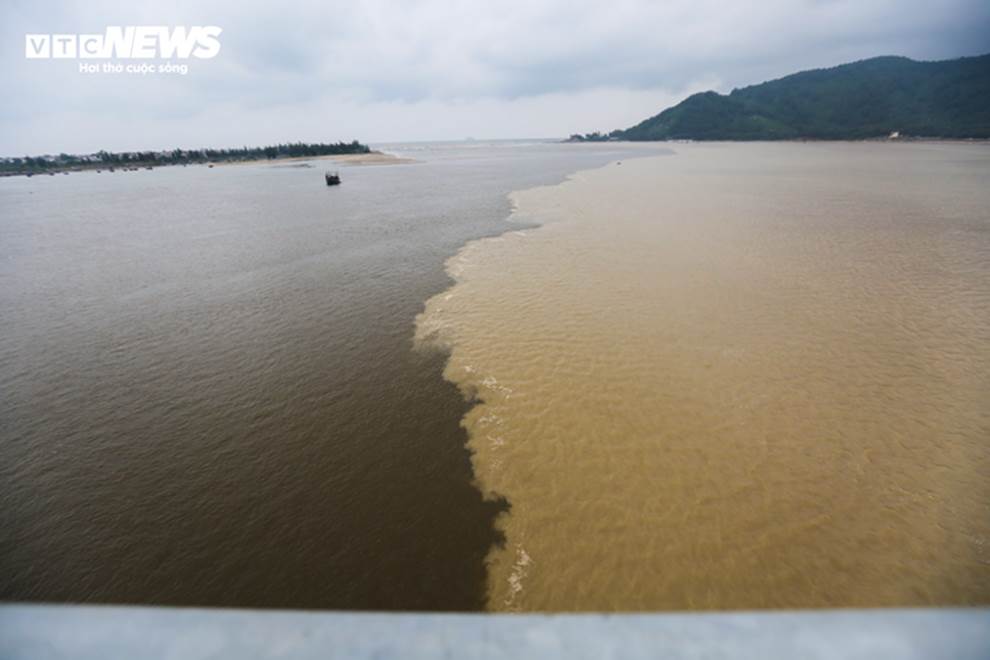 Nước biển chia thành 2 màu lạ mắt ở Hà Tĩnh-2