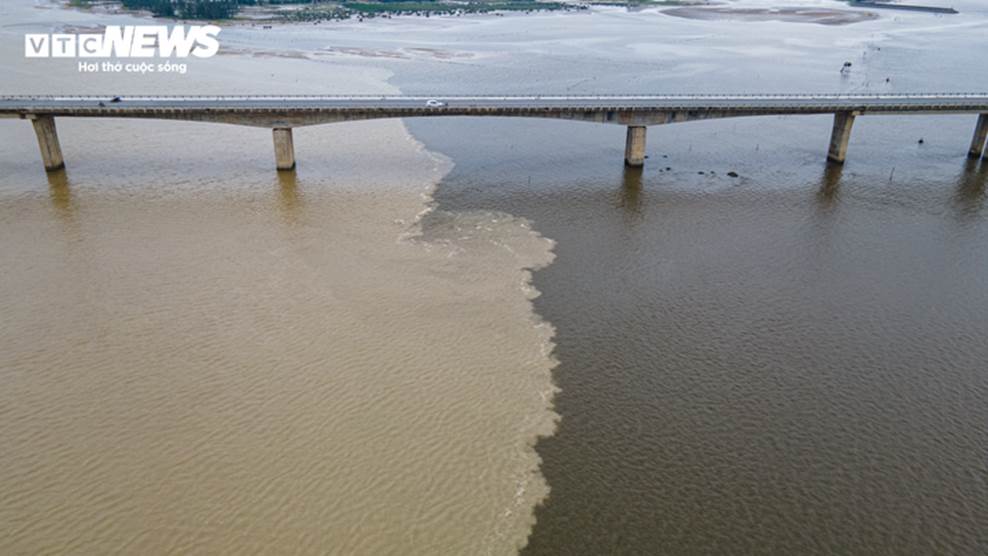 Nước biển chia thành 2 màu lạ mắt ở Hà Tĩnh-3