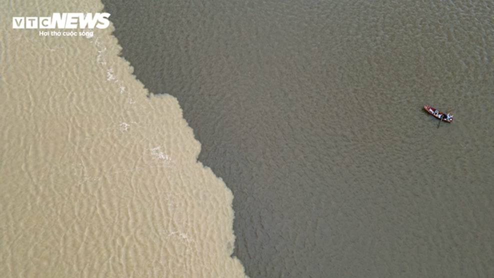 Nước biển chia thành 2 màu lạ mắt ở Hà Tĩnh-4