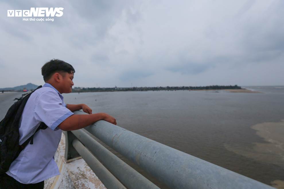 Nước biển chia thành 2 màu lạ mắt ở Hà Tĩnh-5