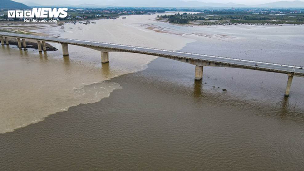 Nước biển chia thành 2 màu lạ mắt ở Hà Tĩnh-6